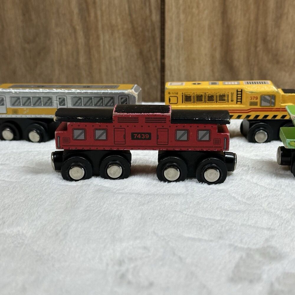 Maison Joseph Battat Yellow Wooden Engine Magnetic Thomas Train Car #379 - Picture 5 of 12